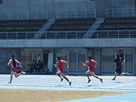 選手が走っている写真1